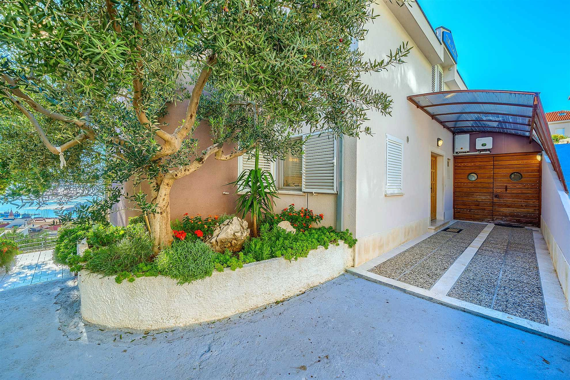 Villa Nugal - Familienvilla mit 5 Schlafzimmern und beheiztem Pool in Makarska
