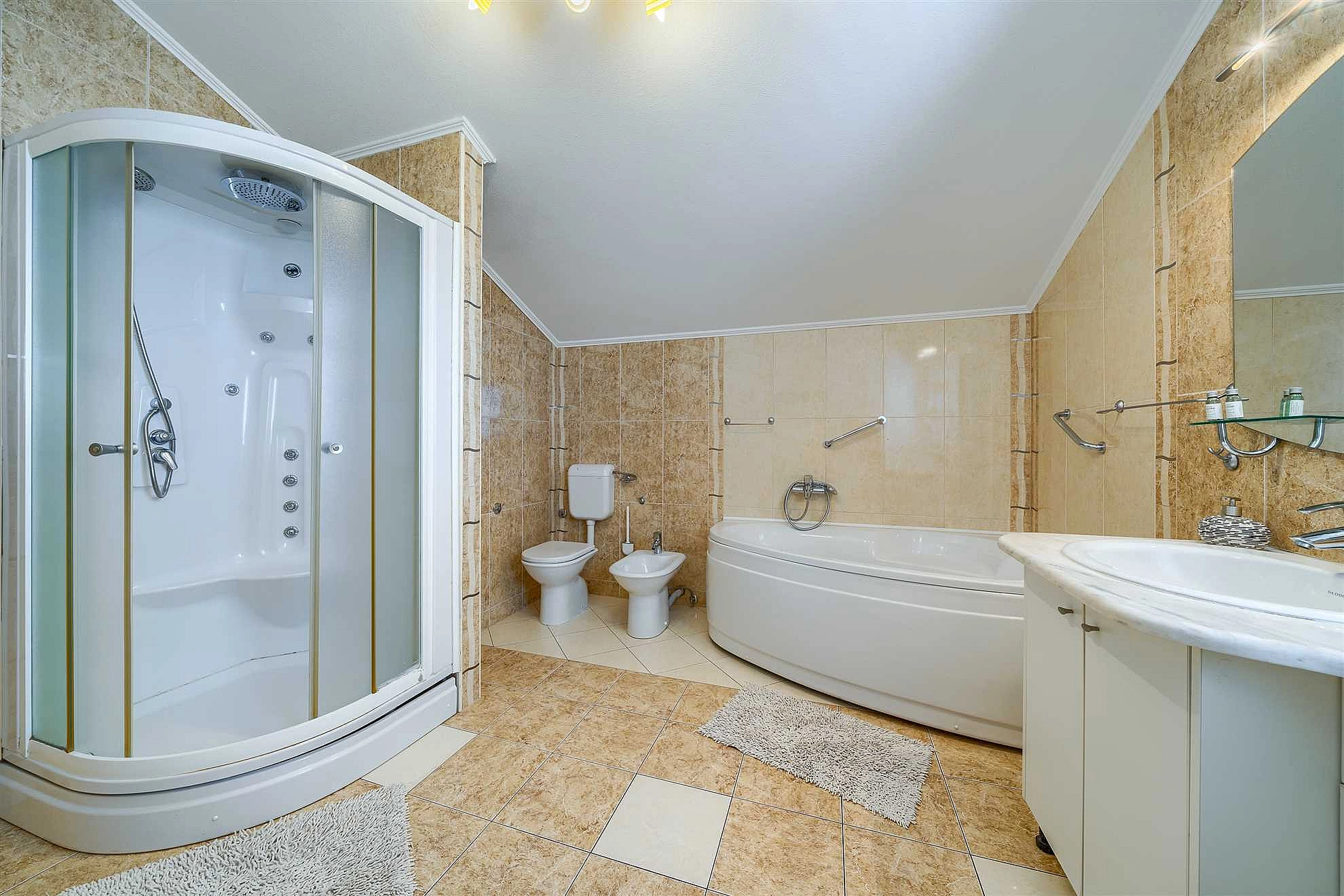 Villa Nugal - Familienvilla mit 5 Schlafzimmern und beheiztem Pool in Makarska