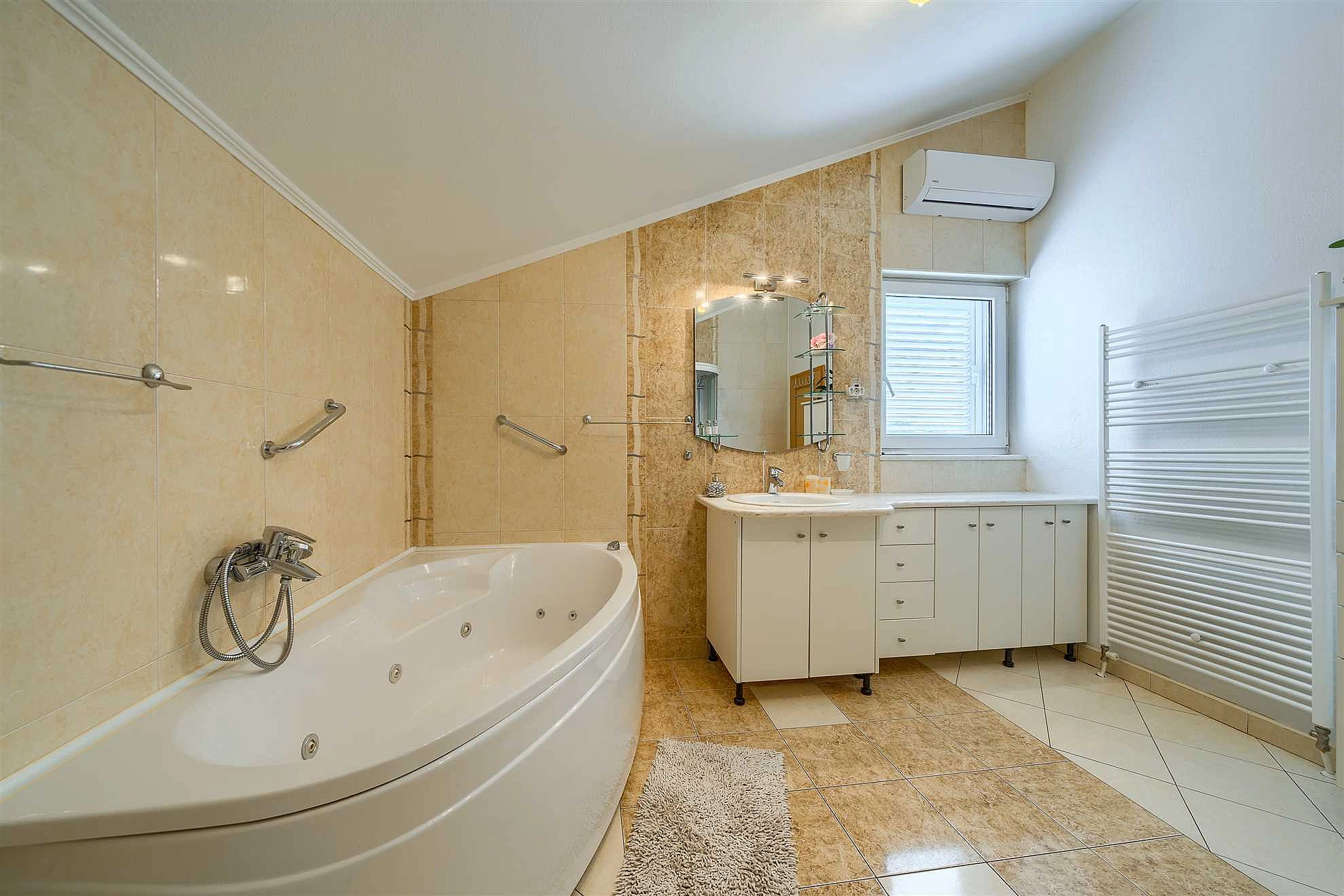 Villa Nugal - Familienvilla mit 5 Schlafzimmern und beheiztem Pool in Makarska