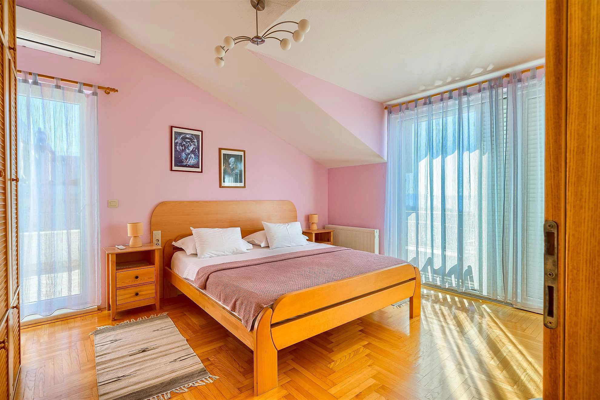 Villa Nugal - Familienvilla mit 5 Schlafzimmern und beheiztem Pool in Makarska