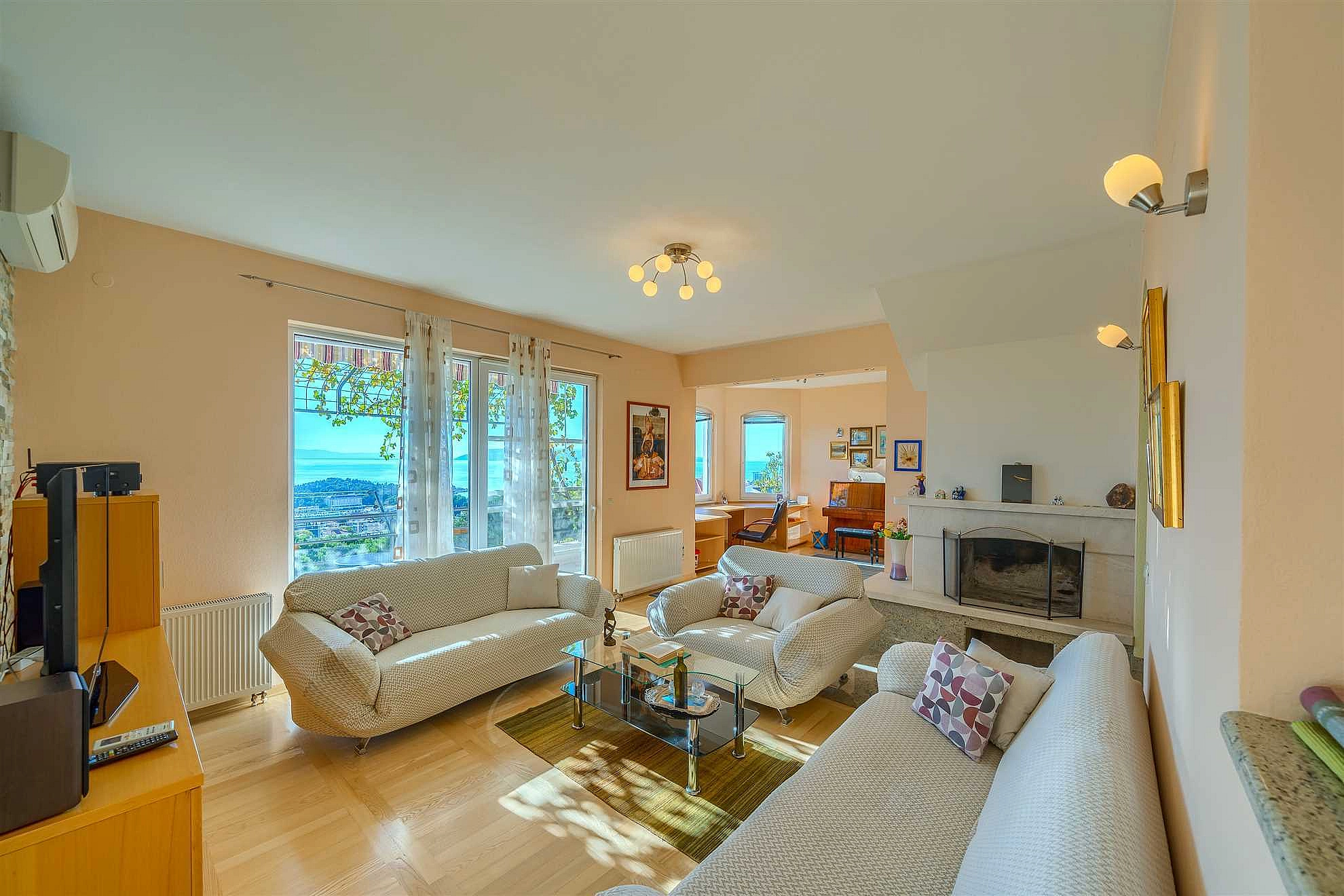 Villa Nugal - Familienvilla mit 5 Schlafzimmern und beheiztem Pool in Makarska