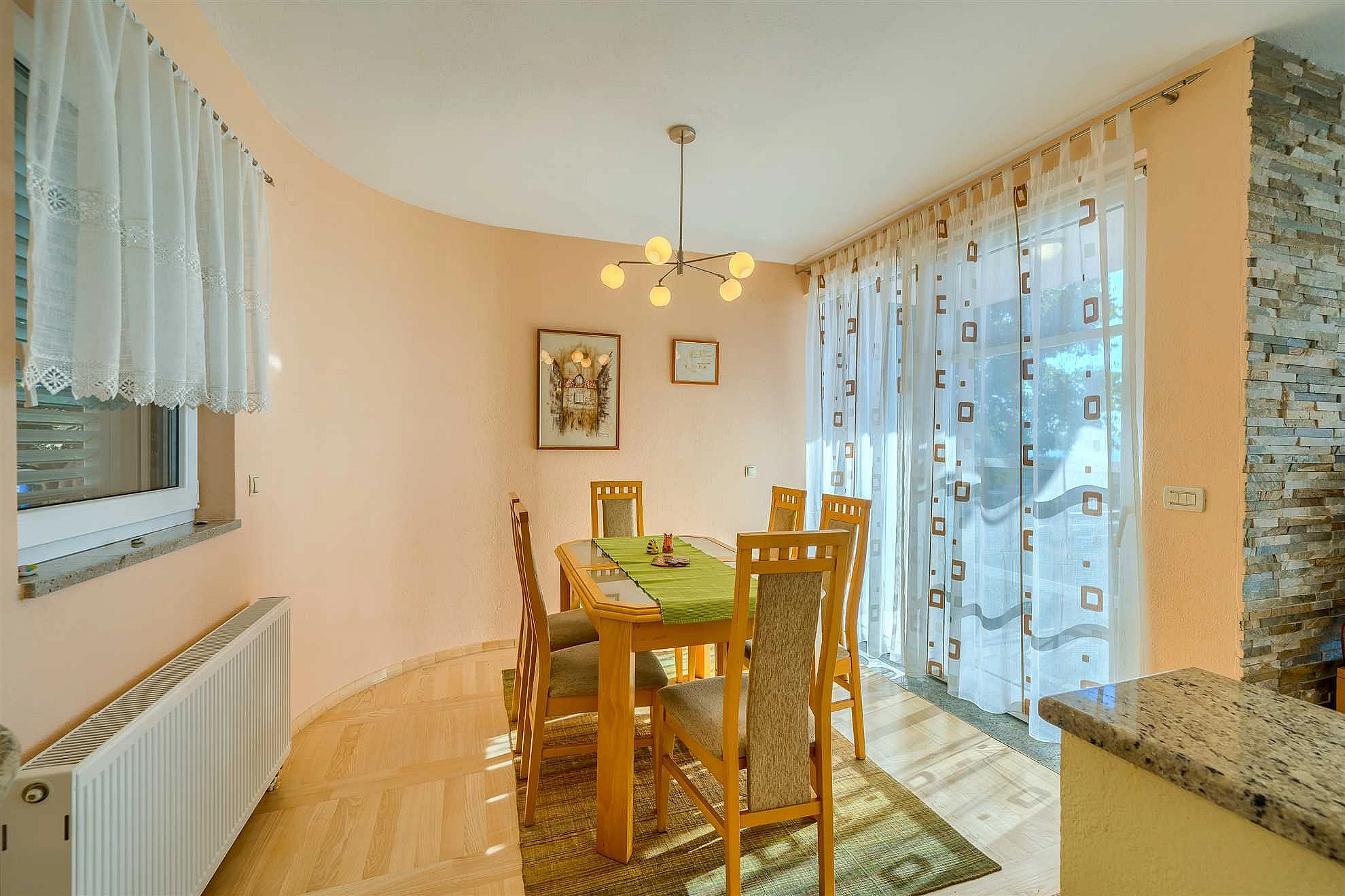 Villa Nugal - Familienvilla mit 5 Schlafzimmern und beheiztem Pool in Makarska