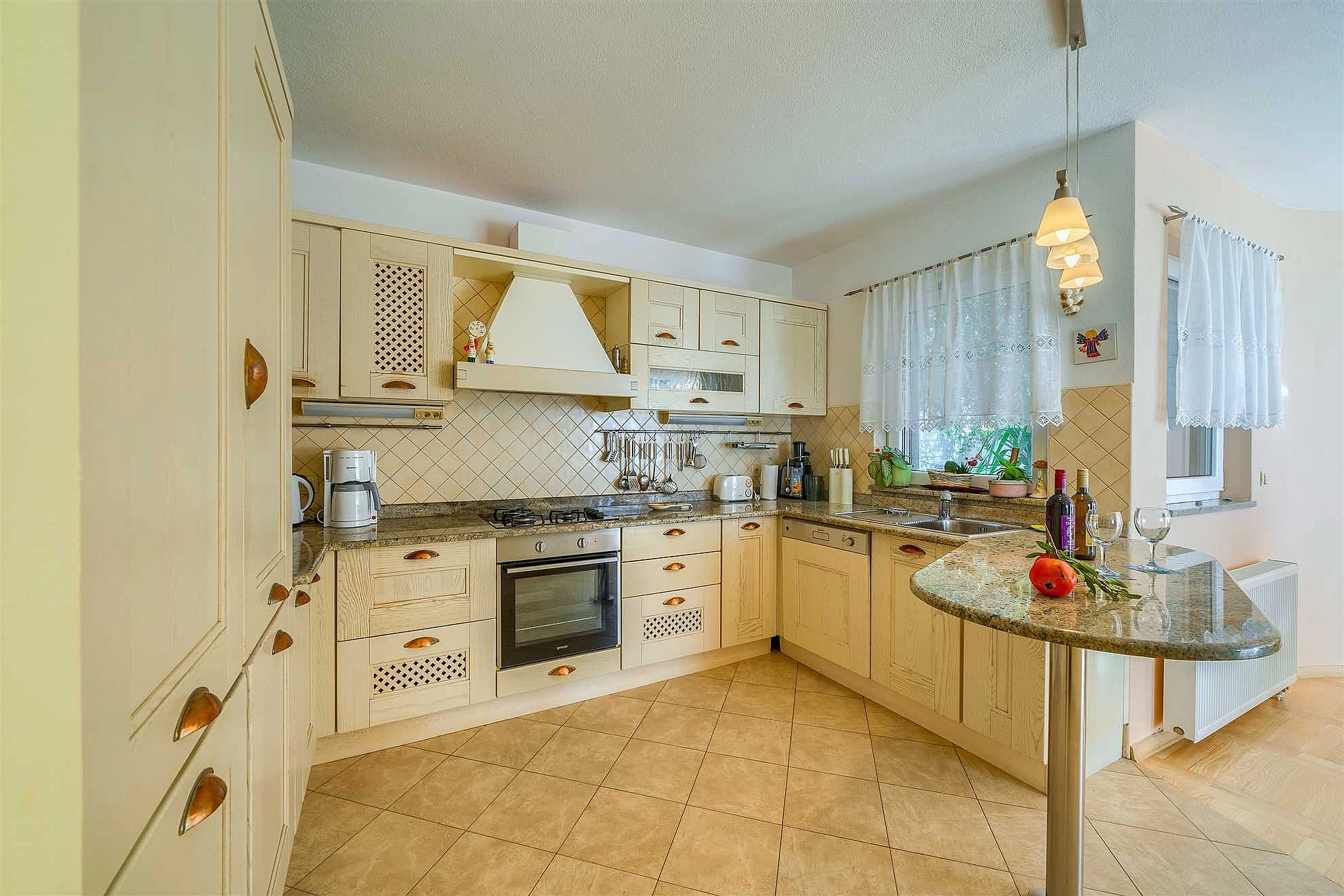 Villa Nugal - Familienvilla mit 5 Schlafzimmern und beheiztem Pool in Makarska