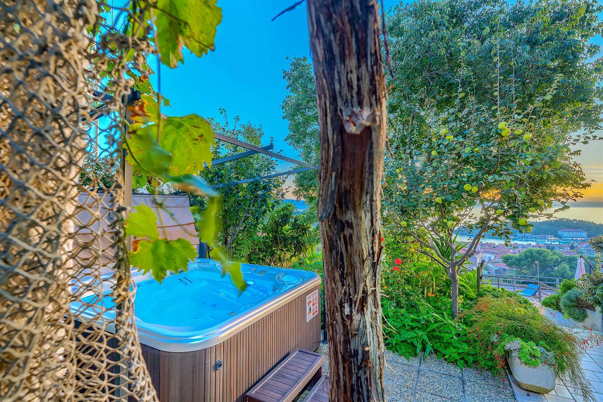 Villa Nugal - Familienvilla mit 5 Schlafzimmern und beheiztem Pool in Makarska