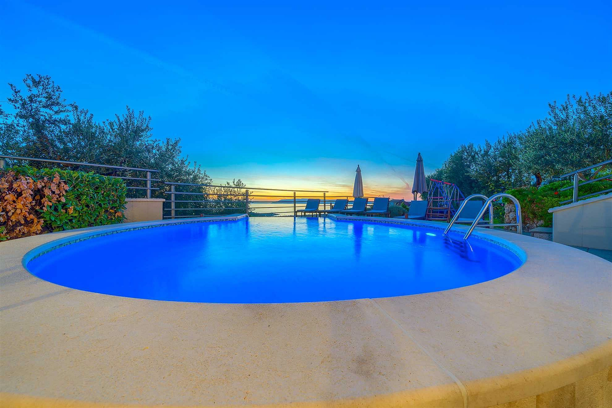 Villa Nugal - Familienvilla mit 5 Schlafzimmern und beheiztem Pool in Makarska