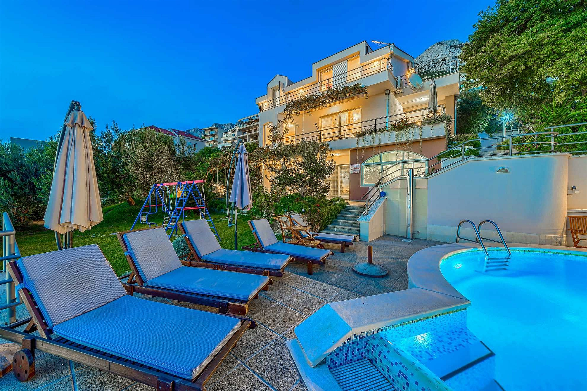 Villa Nugal - Familienvilla mit 5 Schlafzimmern und beheiztem Pool in Makarska