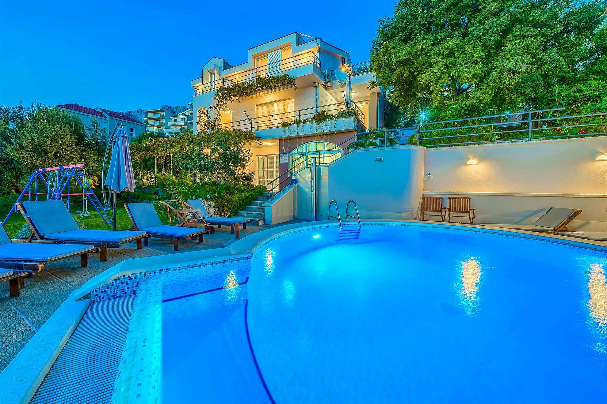Villa Nugal - Familienvilla mit 5 Schlafzimmern und beheiztem Pool in Makarska