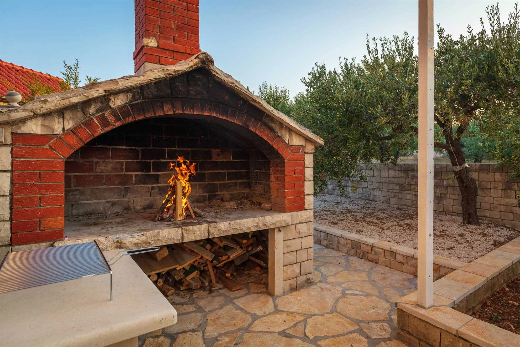 Abgeschiedene Villa Dubrava, privater Pool, Olivenhain umgibt die Villa, Insel Brac