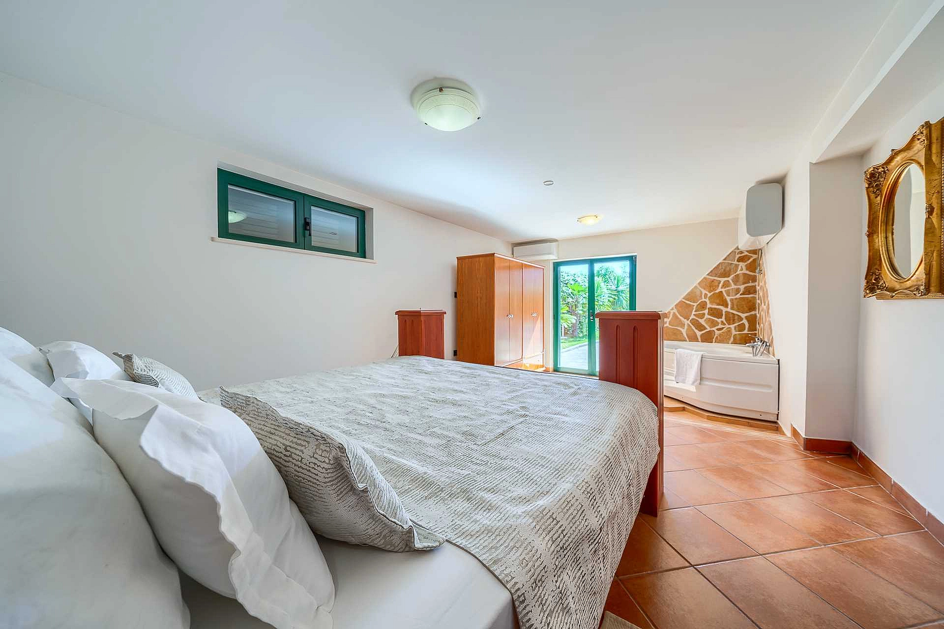 Family Villa Rasotica with large swimming pool, outdoor kitchen