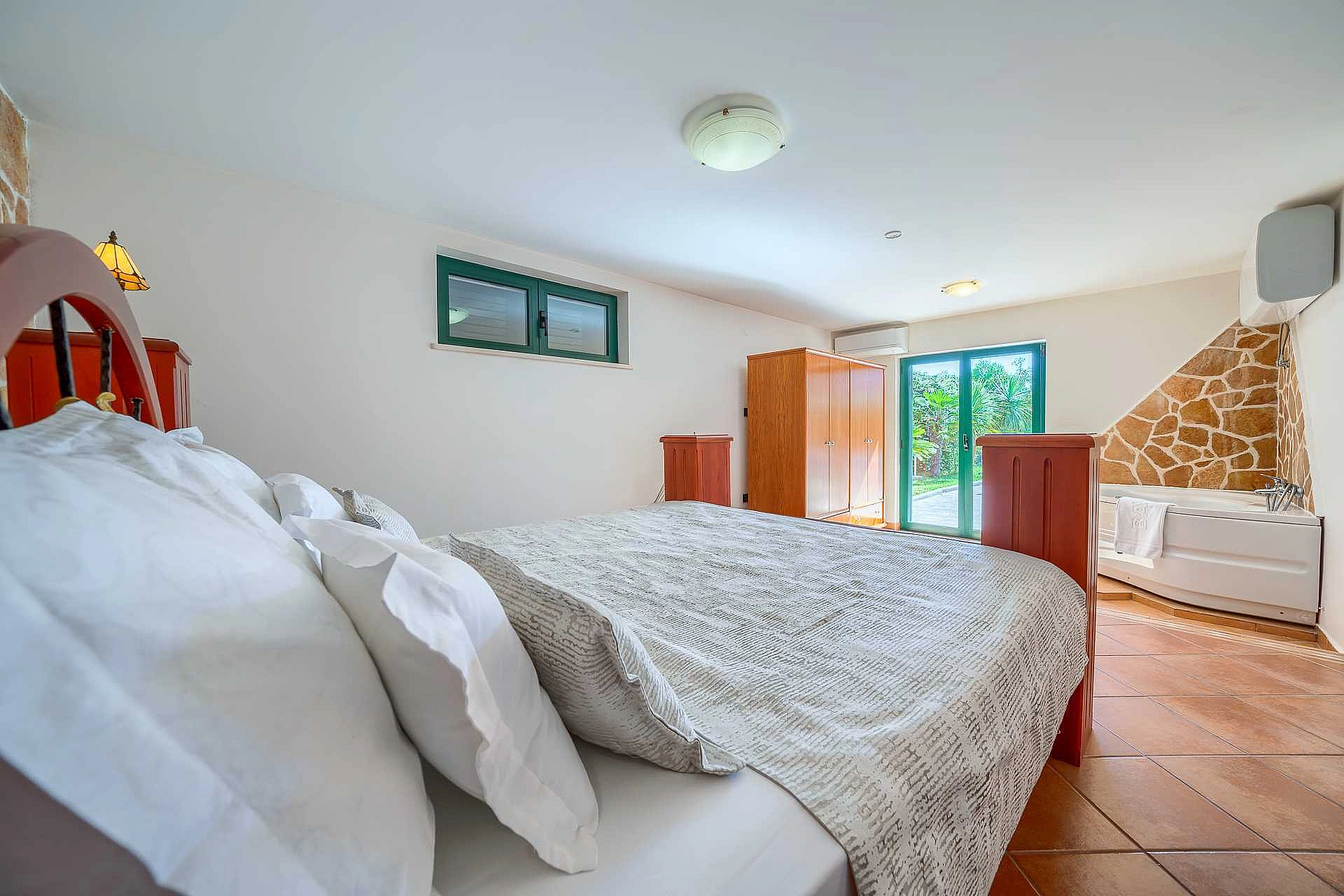 Family Villa Rasotica with large swimming pool, outdoor kitchen