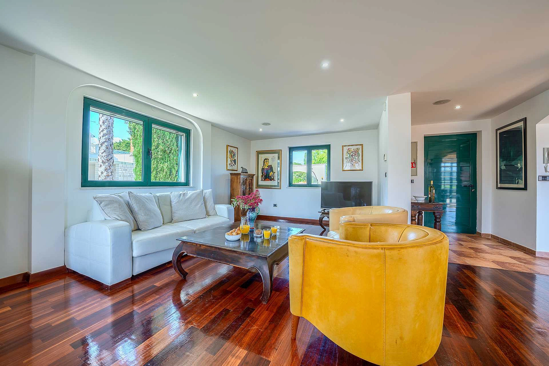 Family Villa Rasotica with large swimming pool, outdoor kitchen