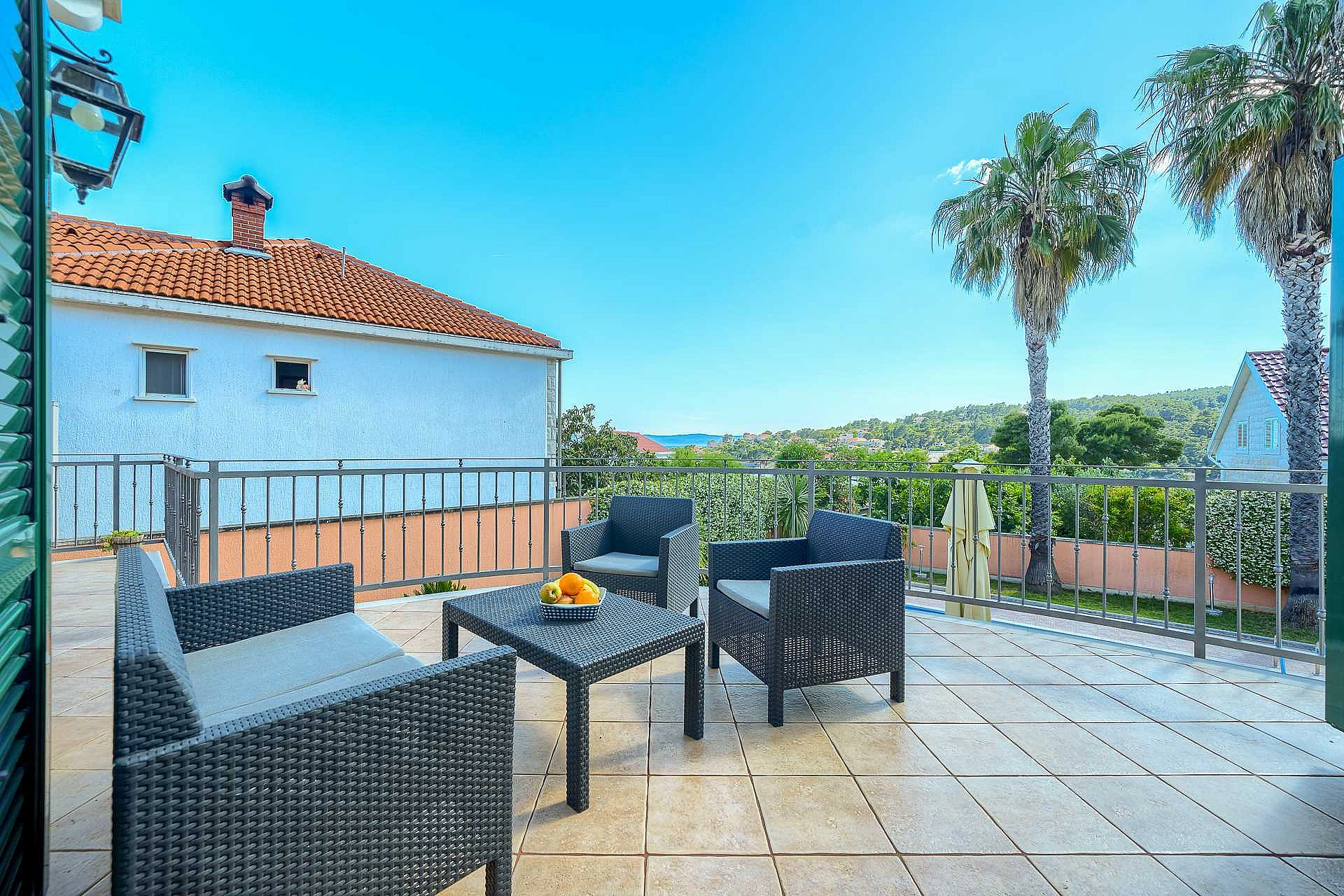 Family Villa Rasotica with large swimming pool, outdoor kitchen