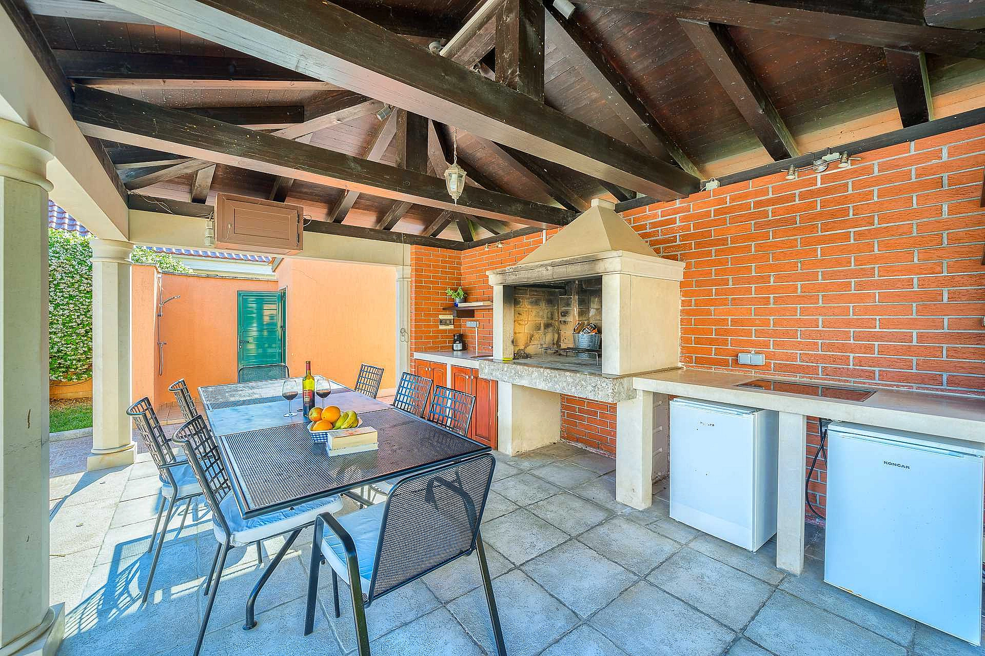 Family Villa Rasotica with large swimming pool, outdoor kitchen