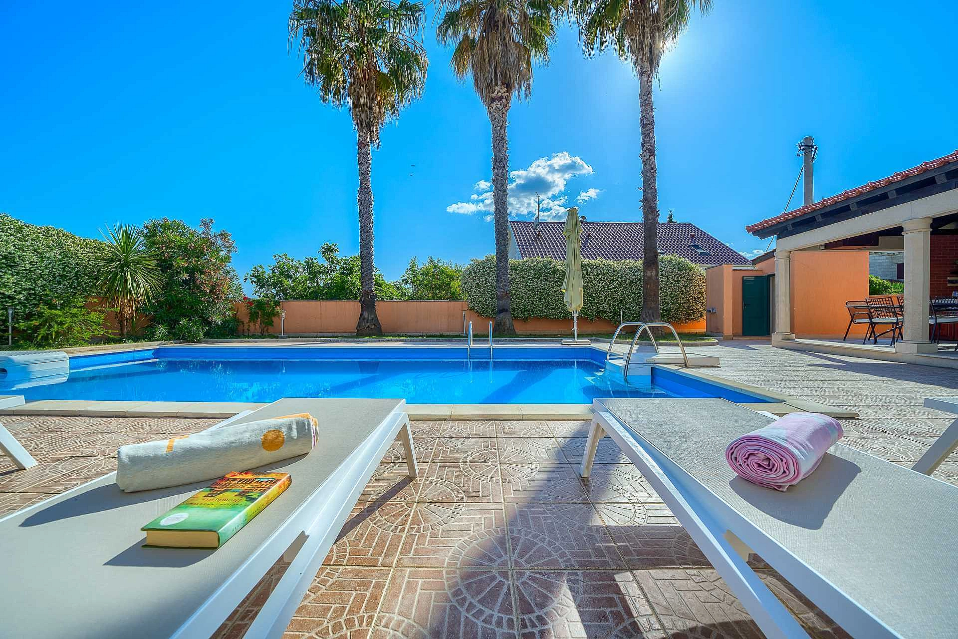 Family Villa Rasotica with large swimming pool, outdoor kitchen