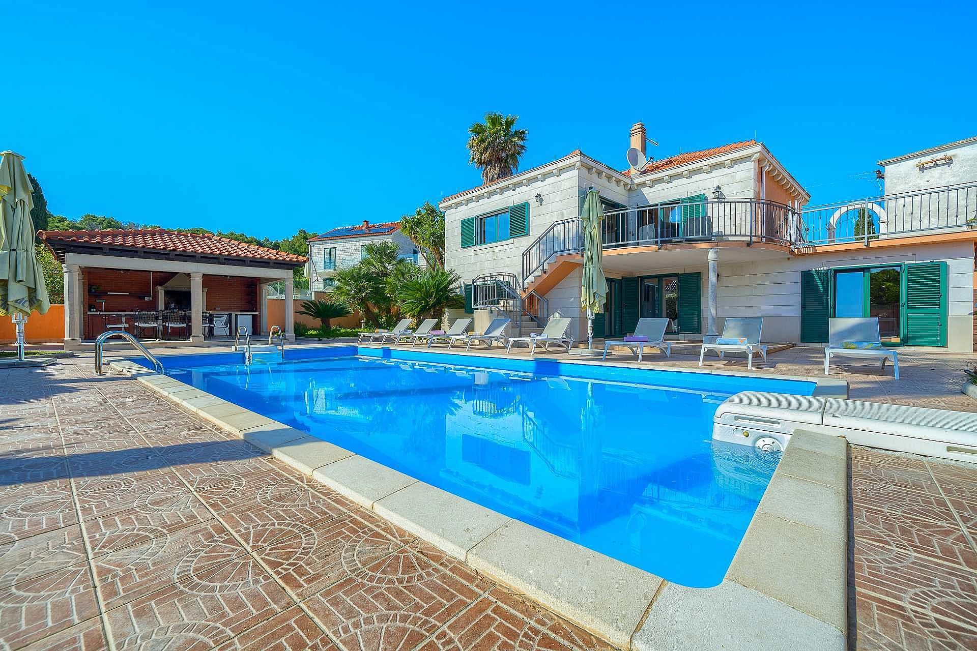 Family Villa Rasotica with large swimming pool, outdoor kitchen