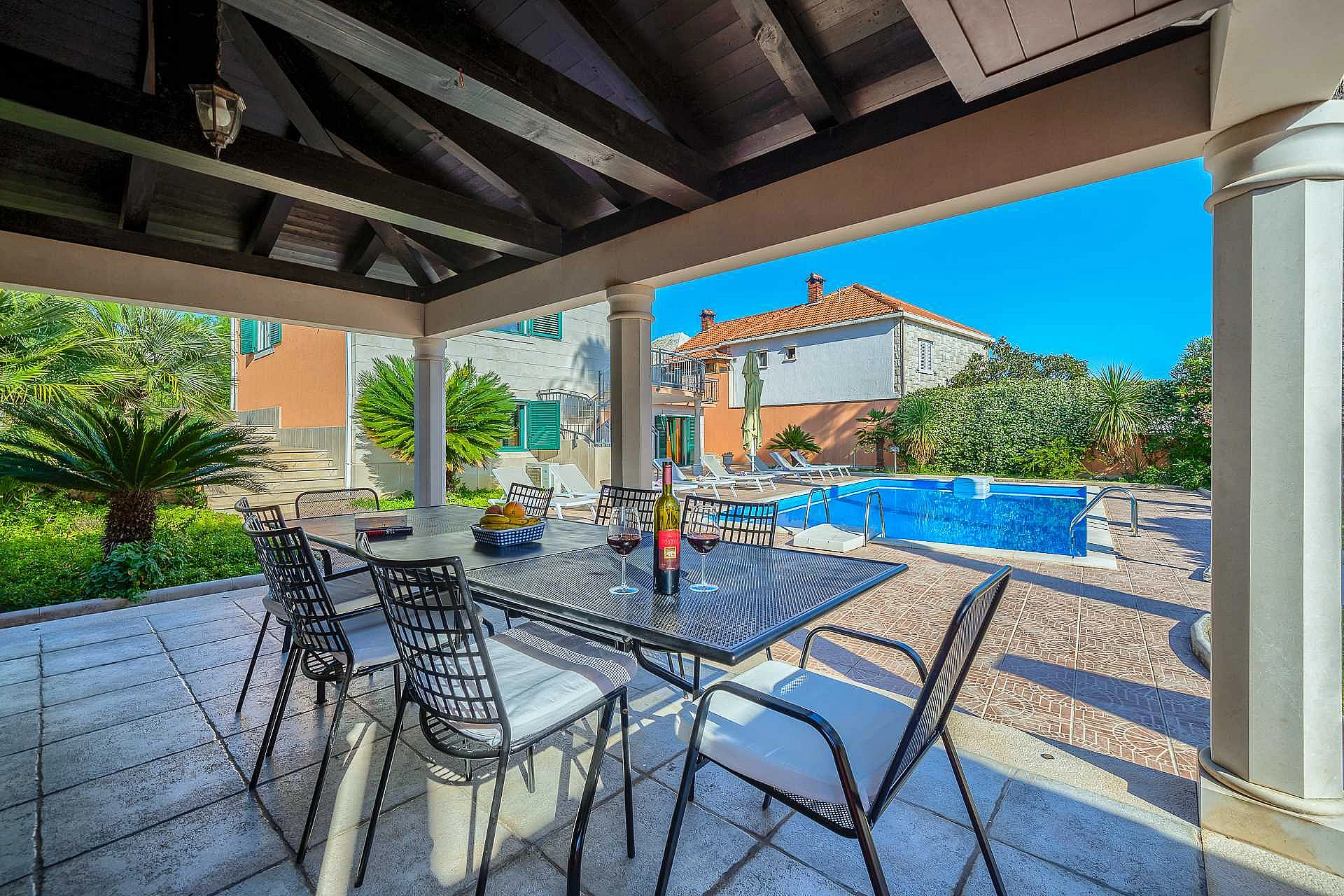 Family Villa Rasotica with large swimming pool, outdoor kitchen