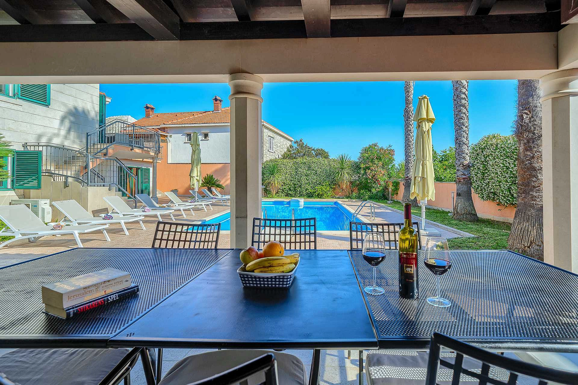 Family Villa Rasotica with large swimming pool, outdoor kitchen