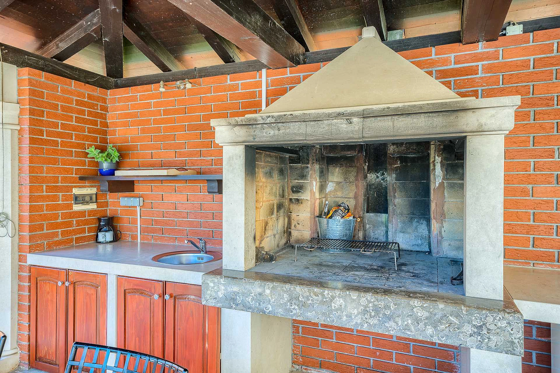 Family Villa Rasotica with large swimming pool, outdoor kitchen