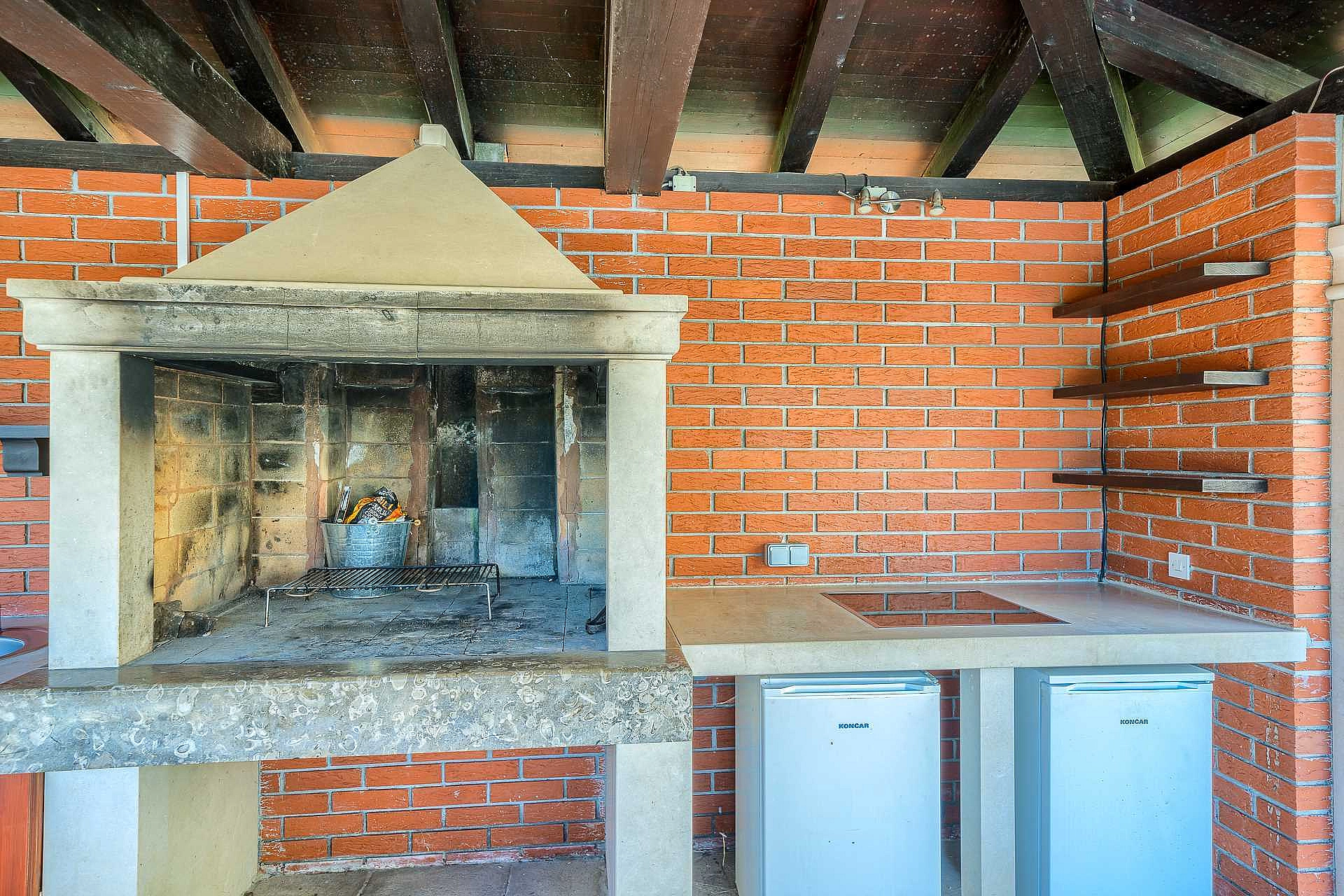 Family Villa Rasotica with large swimming pool, outdoor kitchen