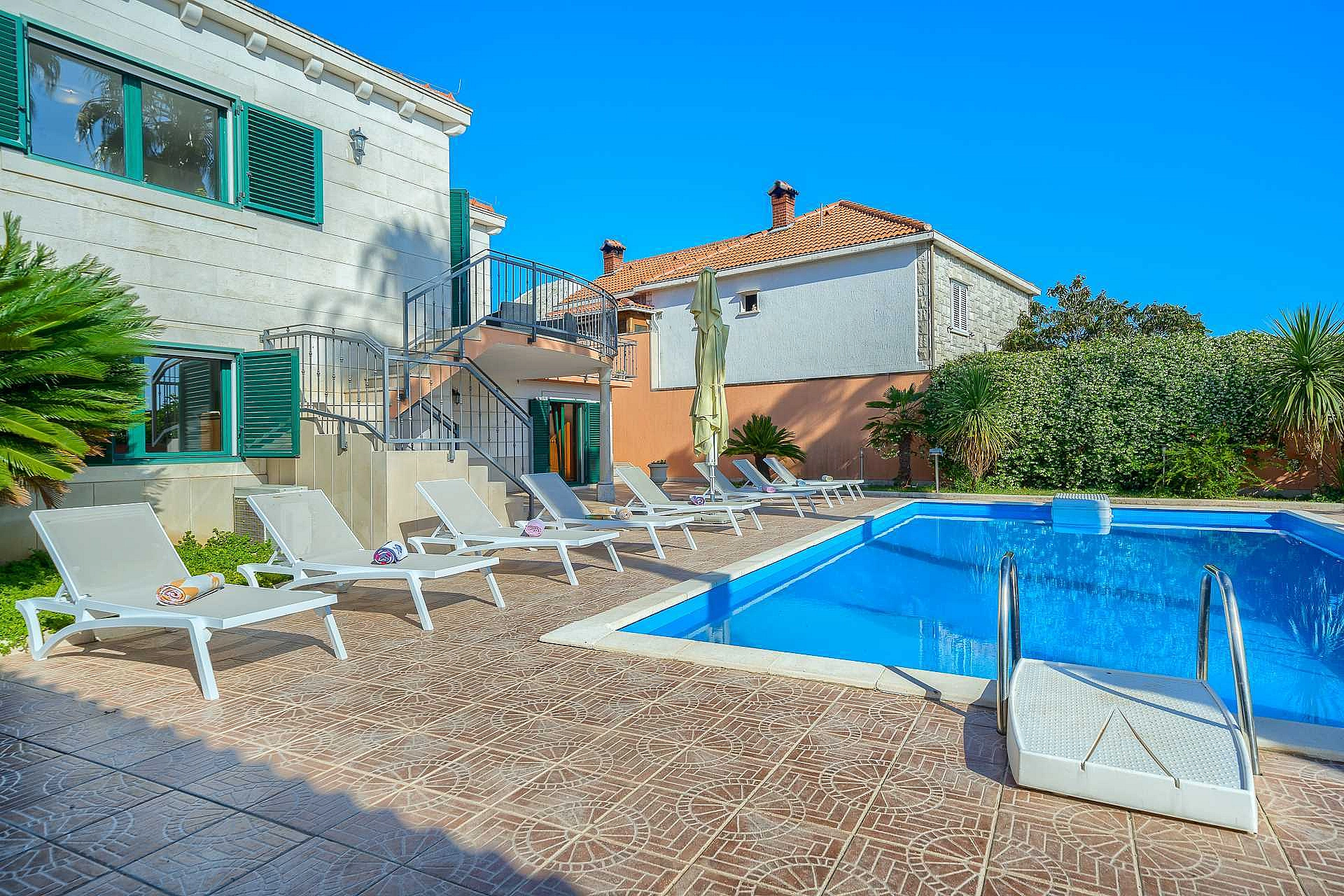 Family Villa Rasotica with large swimming pool, outdoor kitchen
