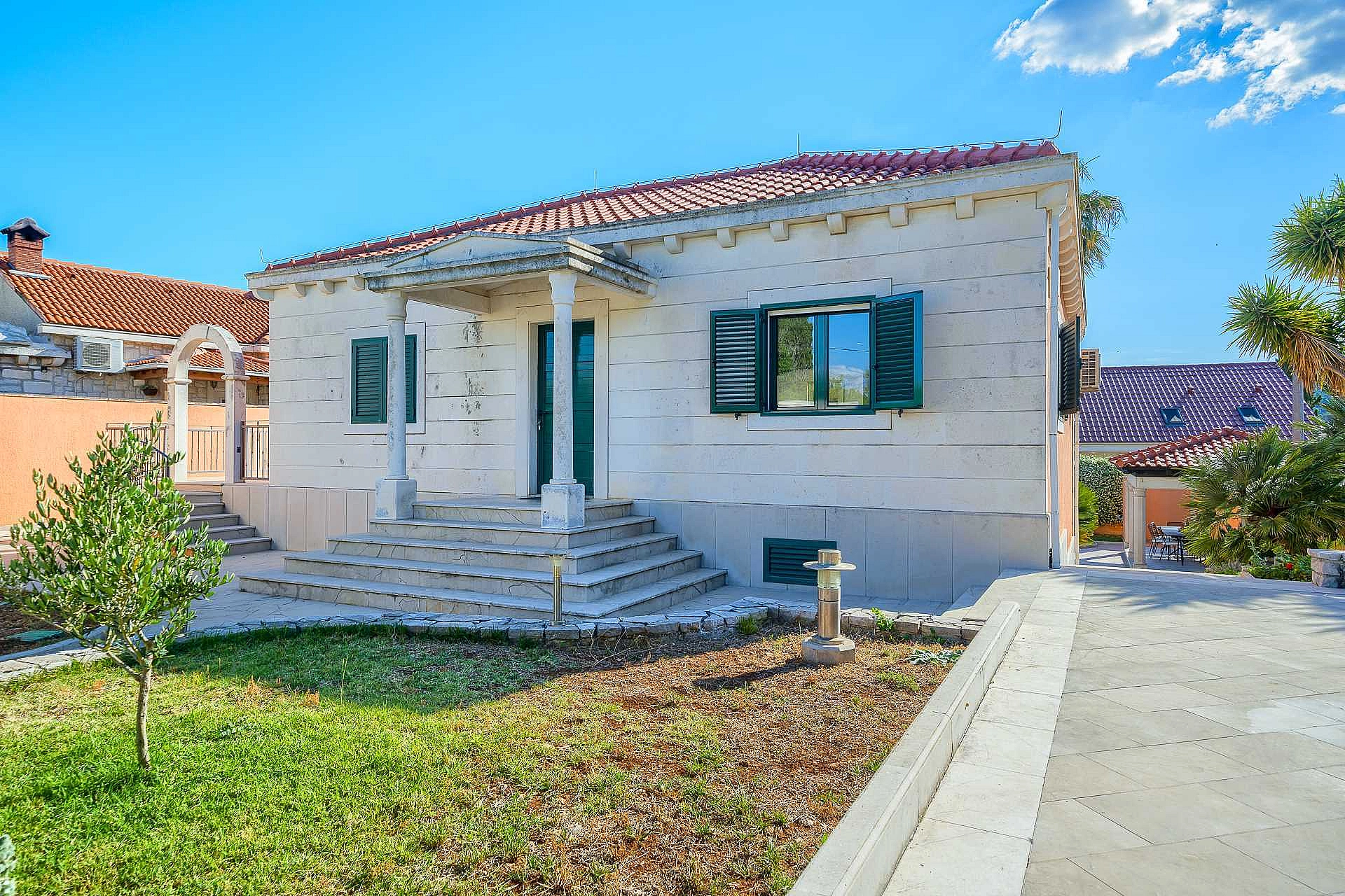 Family Villa Rasotica with large swimming pool, outdoor kitchen