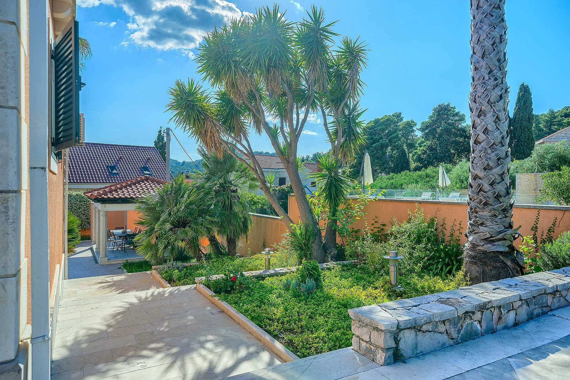 Family Villa Rasotica with large swimming pool, outdoor kitchen