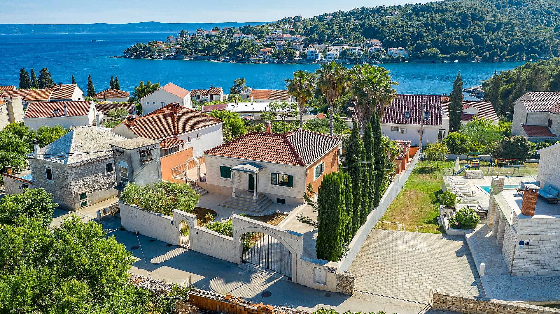 Family Villa Rasotica with large swimming pool, outdoor kitchen