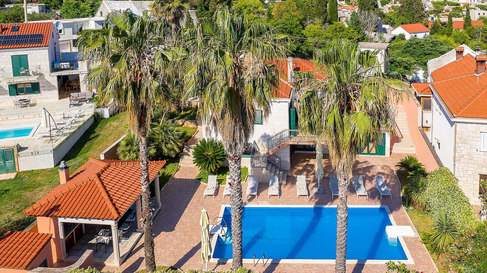 Family Villa Rasotica with large swimming pool, outdoor kitchen