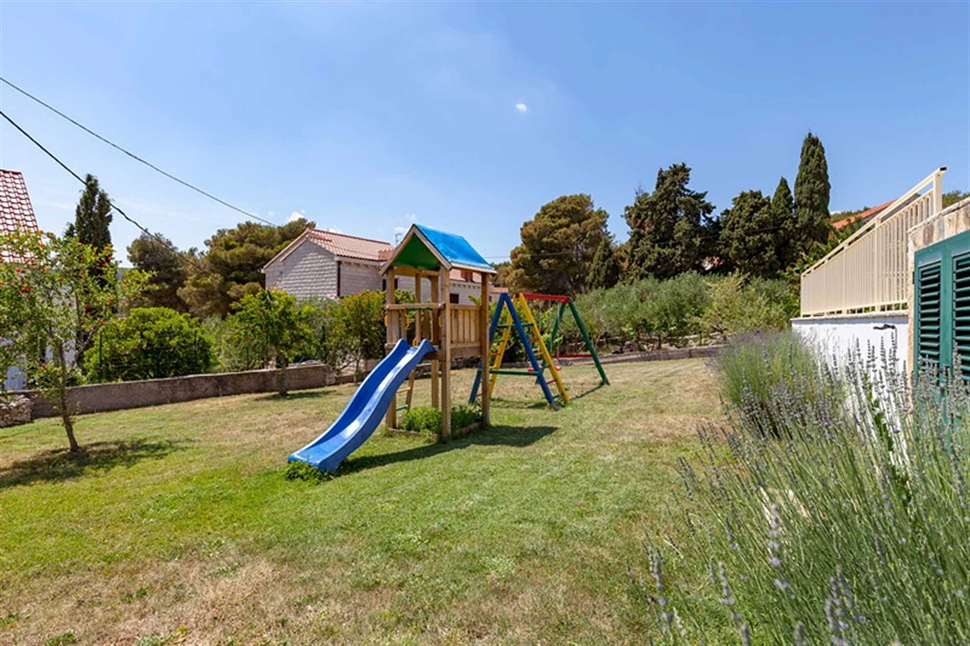 Familienvilla Vjeka mit privatem Pool, Spielplatz in Sumartin, Insel Brac