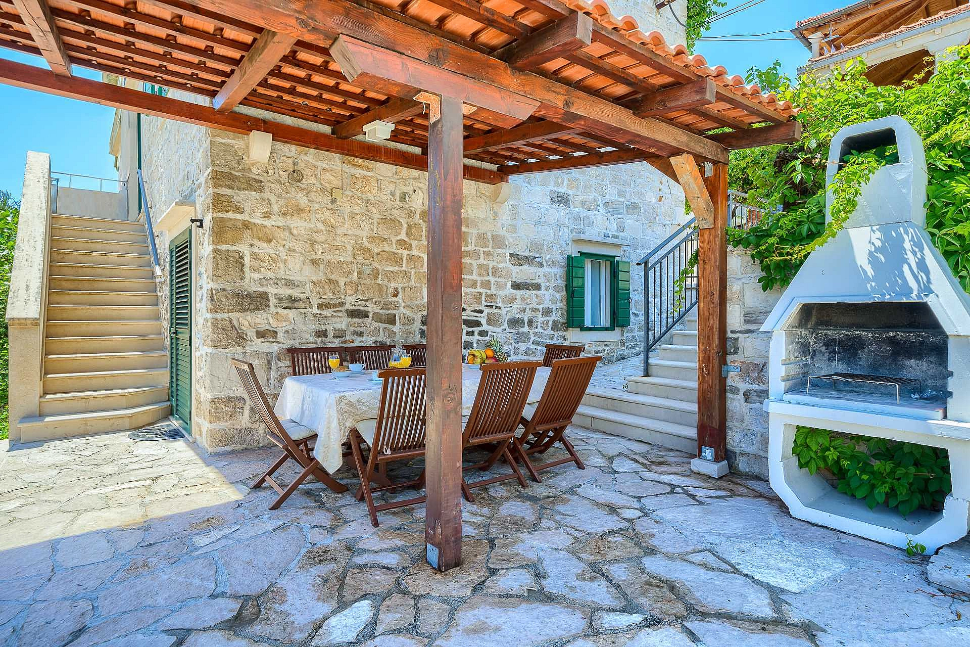 Traditional Villa Bonaca in Sumartin with private pool, Brač Island, near sea