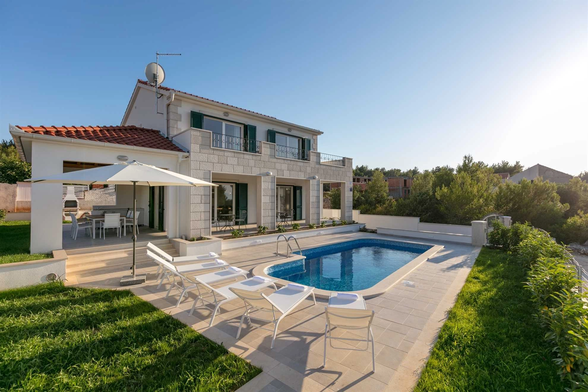 Family Villa Makarac with private pool near the sea, Brac Island