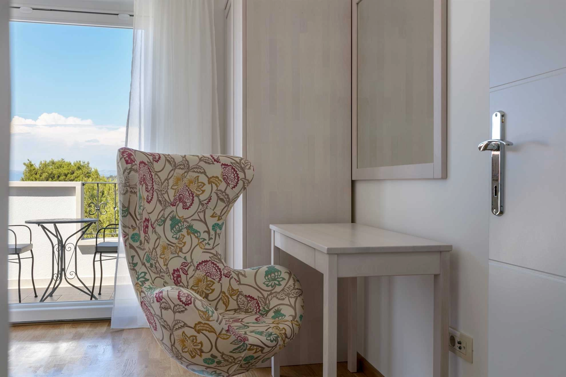 Family Villa Makarac with private pool near the sea, Brac Island