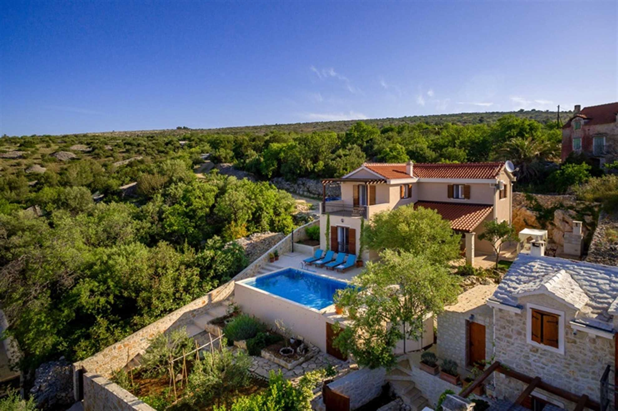Vila Helena u Milni na otoku Braču