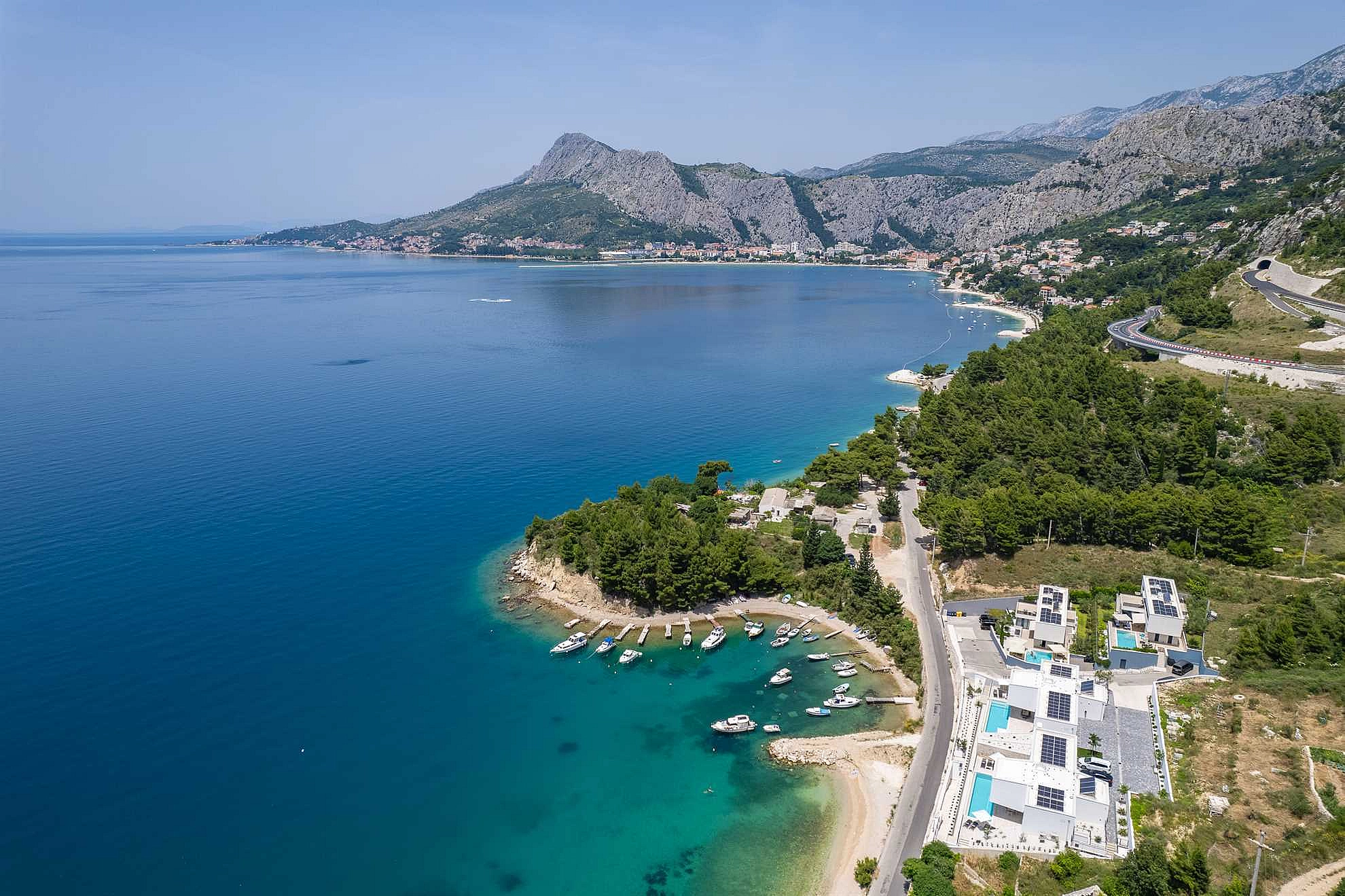 Villa Loma, 5 bedroom Luxury Villa near the sea, private heated pool, Omiš Brzet