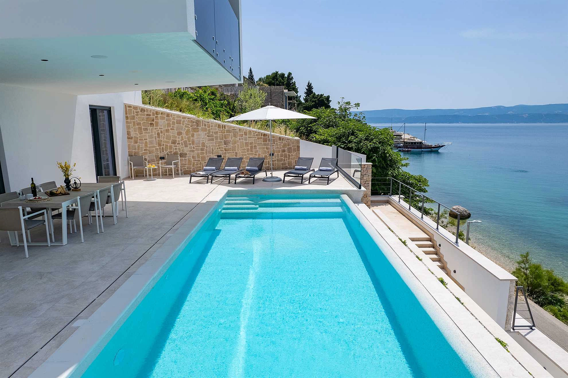 Villa Loma, 5 bedroom Luxury Villa near the sea, private heated pool, Omiš Brzet
