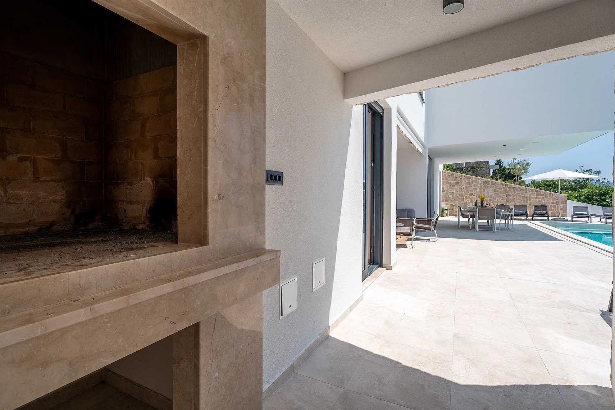 Villa Loma, 5 bedroom Luxury Villa near the sea, private heated pool, Omiš Brzet