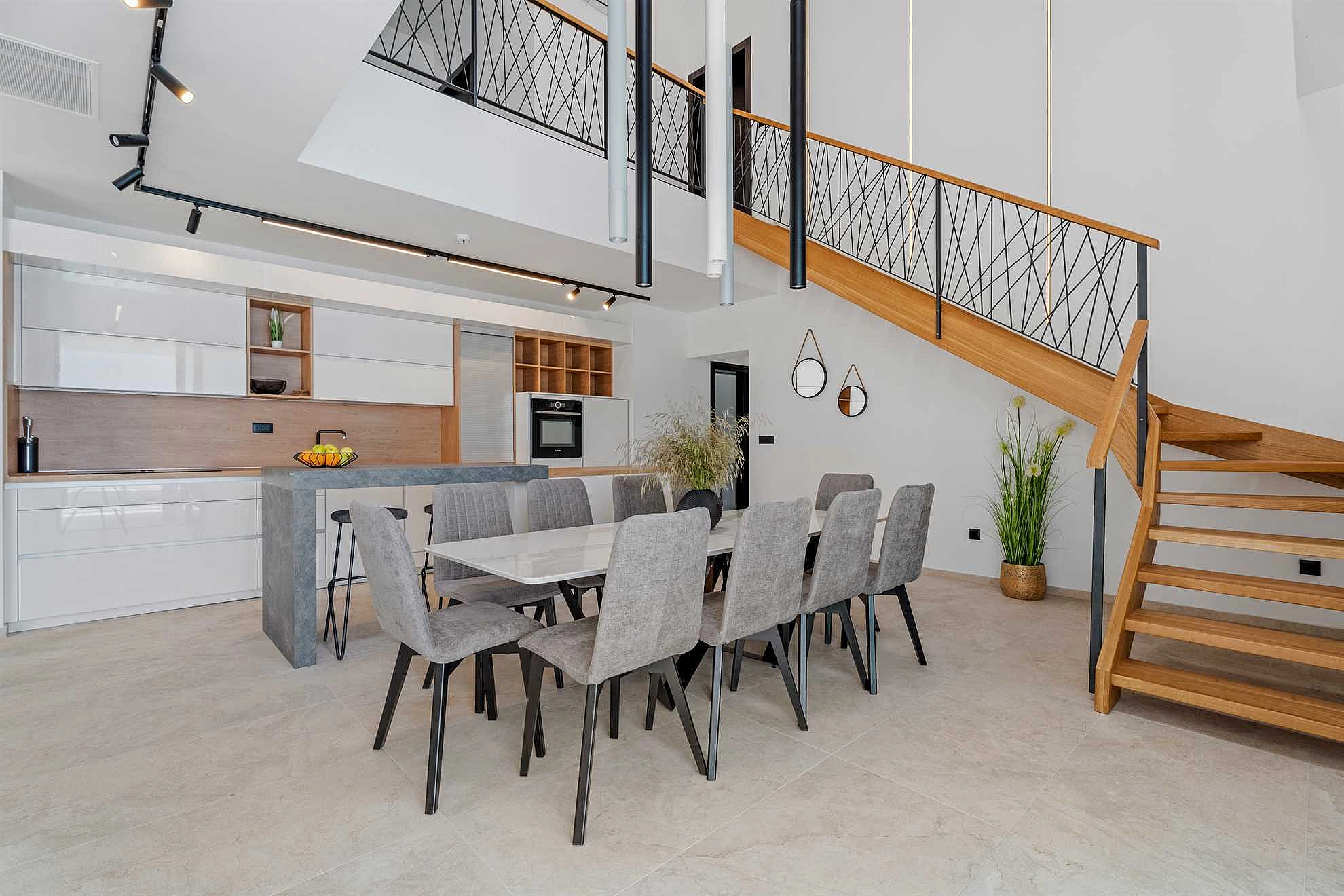 Villa Loma, 5 bedroom Luxury Villa near the sea, private heated pool, Omiš Brzet