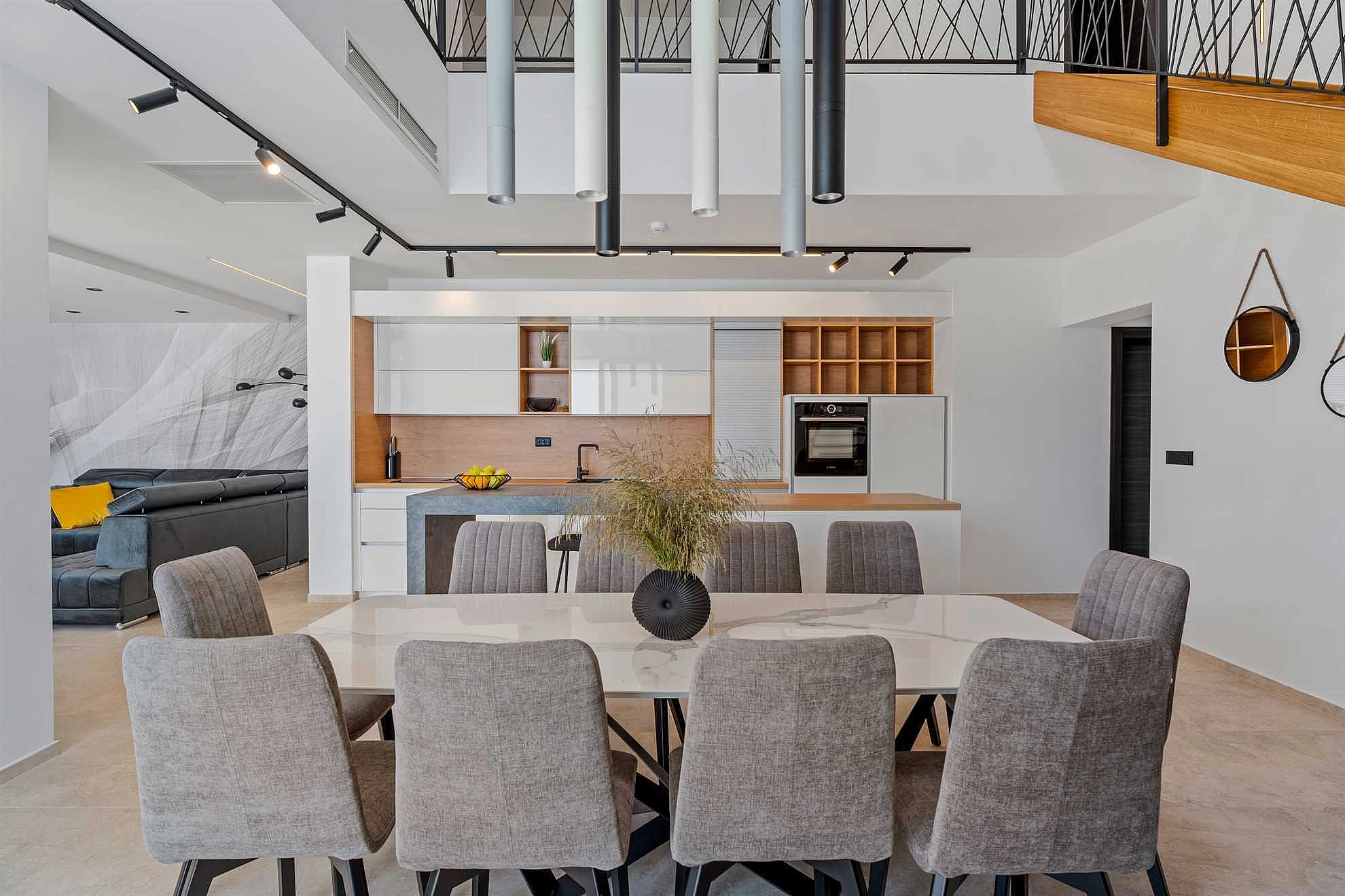 Villa Loma, 5 bedroom Luxury Villa near the sea, private heated pool, Omiš Brzet