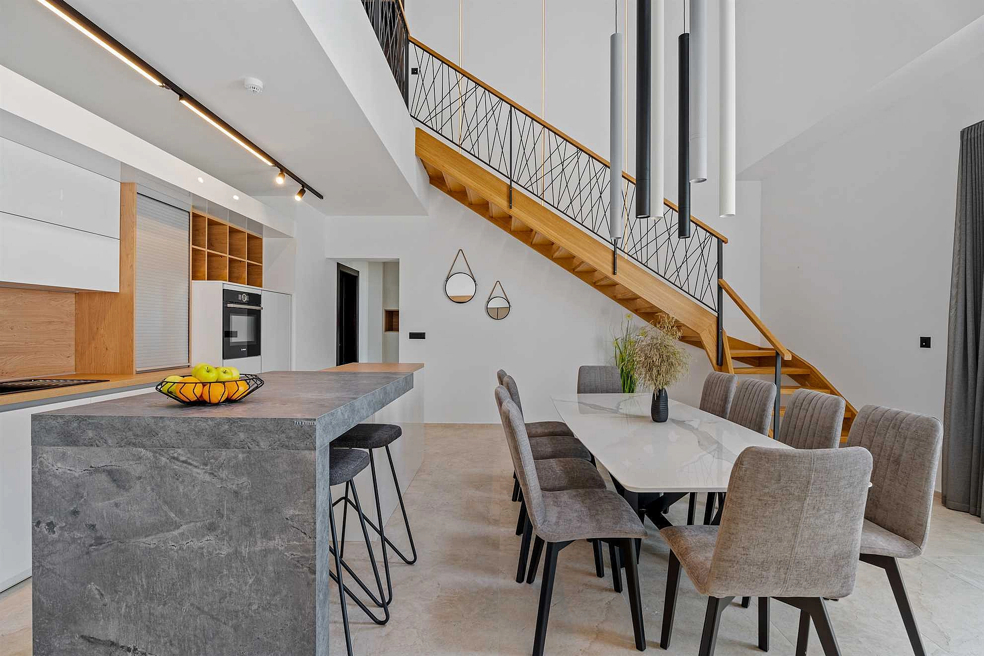 Villa Loma, 5 bedroom Luxury Villa near the sea, private heated pool, Omiš Brzet