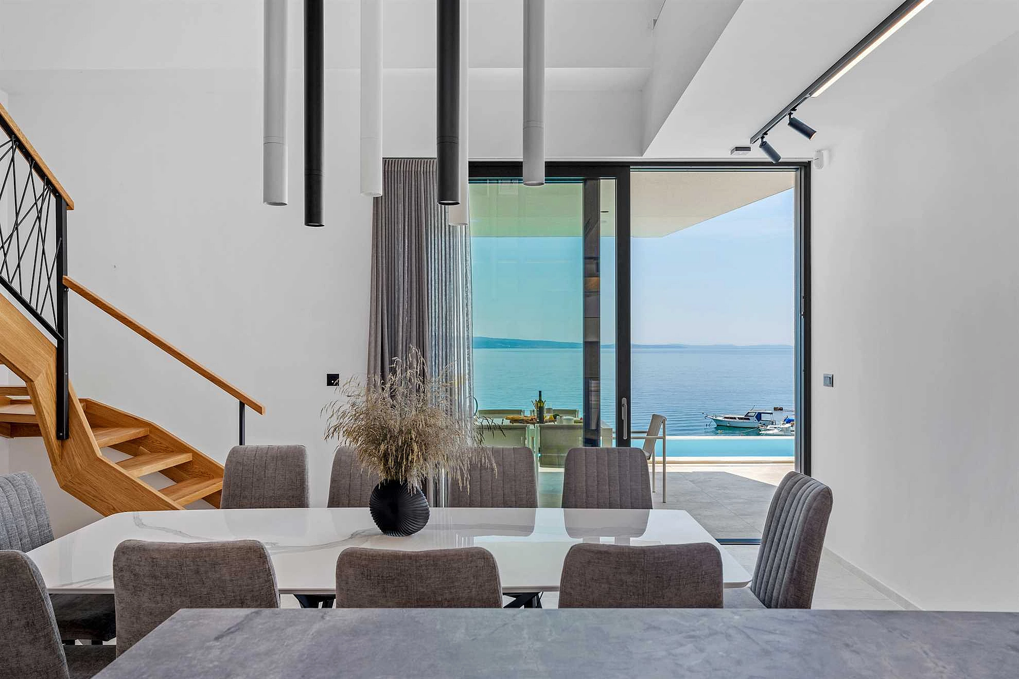 Villa Loma, 5 bedroom Luxury Villa near the sea, private heated pool, Omiš Brzet