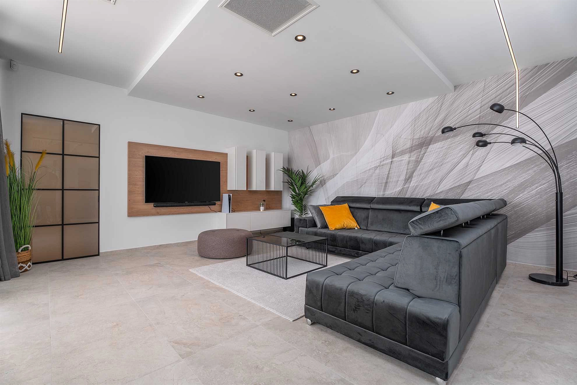 Villa Loma, 5 bedroom Luxury Villa near the sea, private heated pool, Omiš Brzet