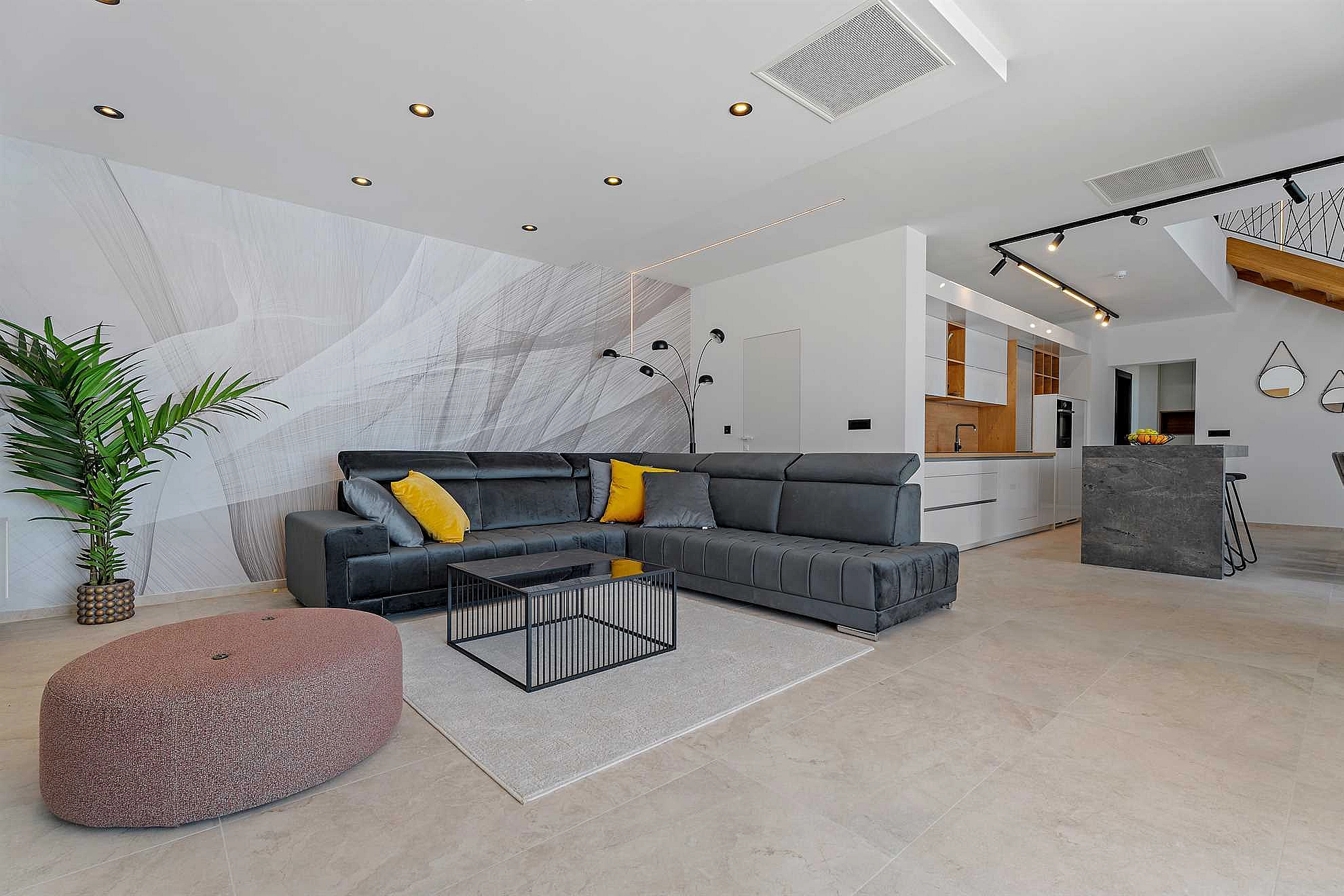 Villa Loma, 5 bedroom Luxury Villa near the sea, private heated pool, Omiš Brzet