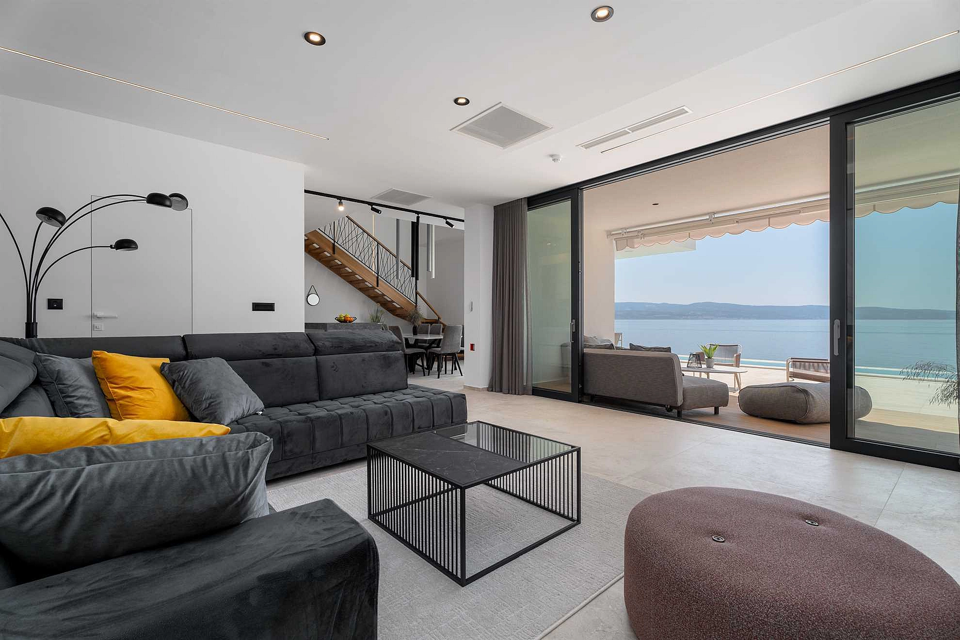 Villa Loma, 5 bedroom Luxury Villa near the sea, private heated pool, Omiš Brzet