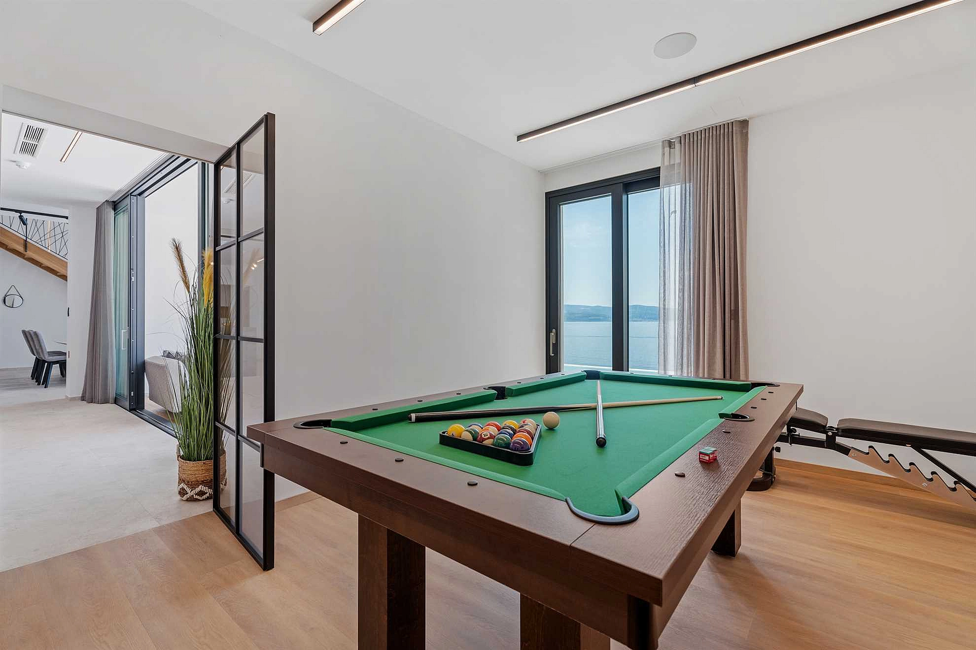 Villa Loma, 5 bedroom Luxury Villa near the sea, private heated pool, Omiš Brzet