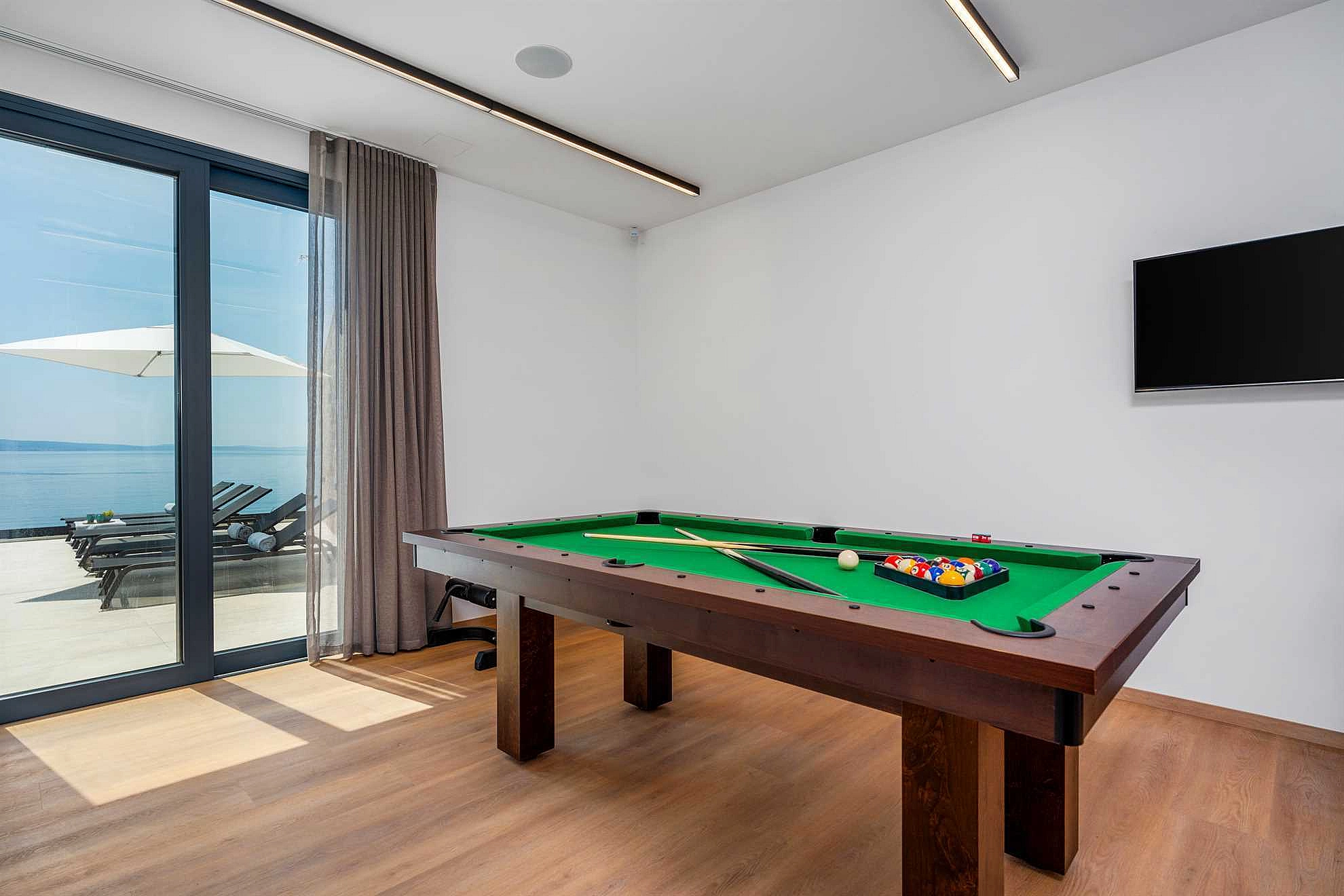 Villa Loma, 5 bedroom Luxury Villa near the sea, private heated pool, Omiš Brzet