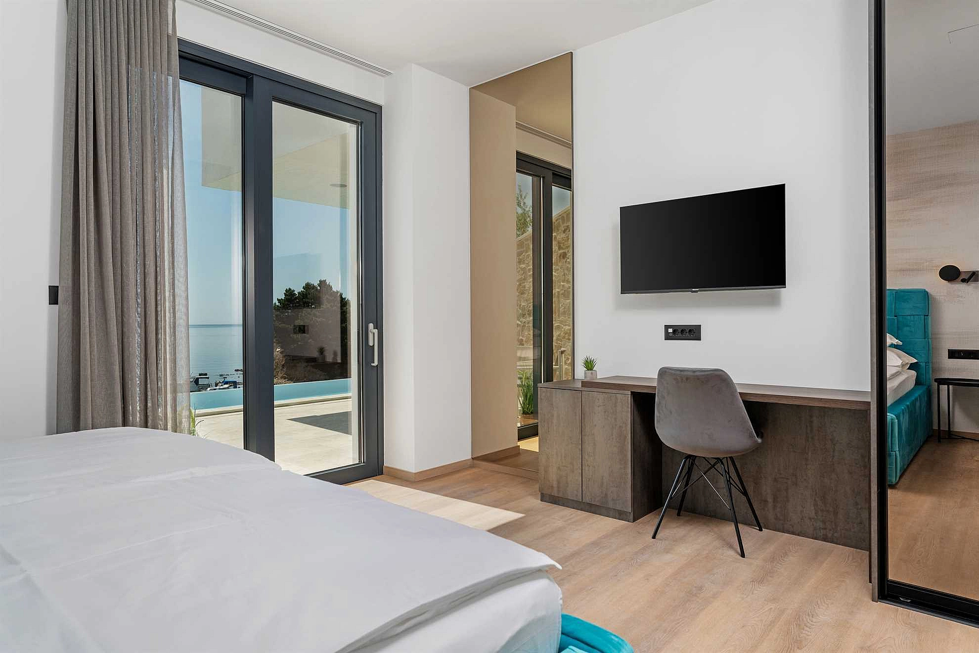 Villa Loma, 5 bedroom Luxury Villa near the sea, private heated pool, Omiš Brzet