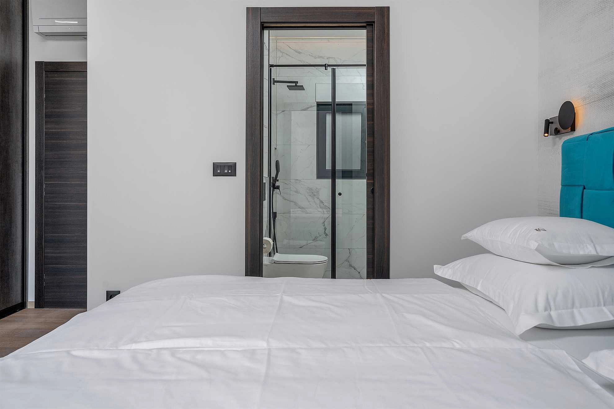 Villa Loma, 5 bedroom Luxury Villa near the sea, private heated pool, Omiš Brzet