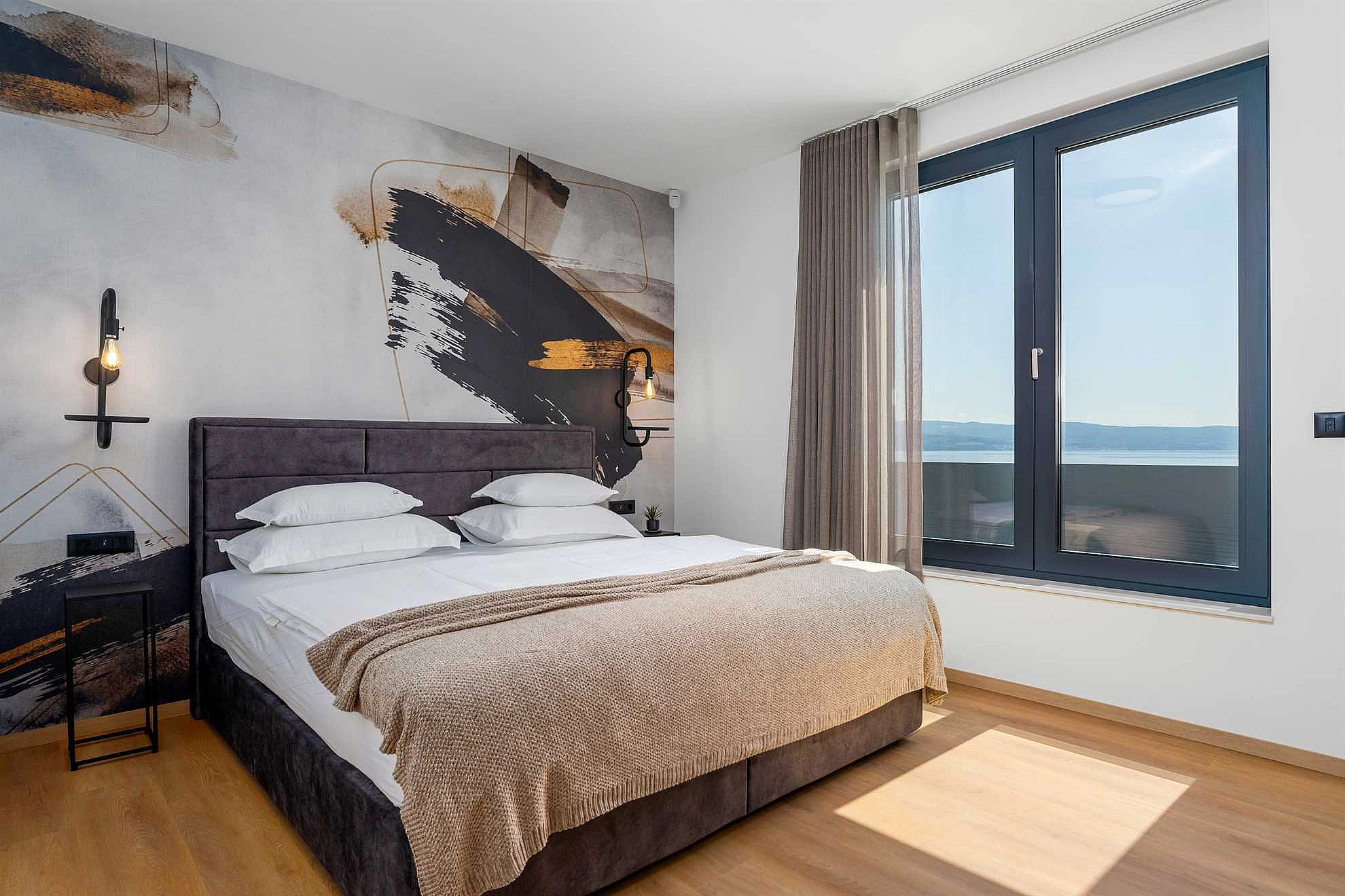 Villa Loma, 5 bedroom Luxury Villa near the sea, private heated pool, Omiš Brzet