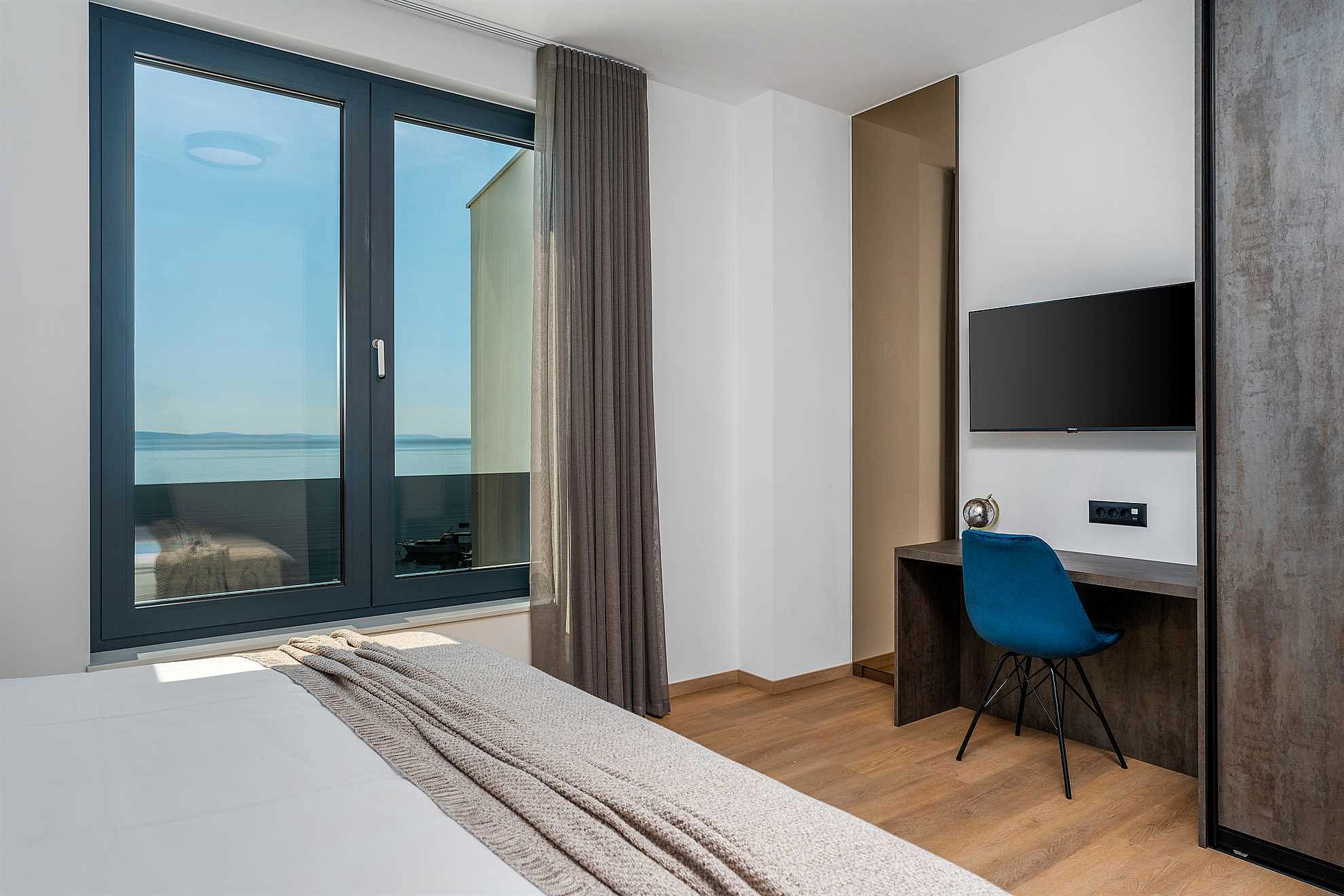 Villa Loma, 5 bedroom Luxury Villa near the sea, private heated pool, Omiš Brzet