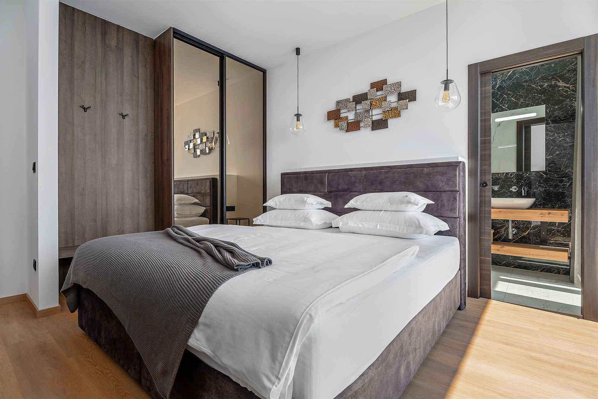 Villa Loma, 5 bedroom Luxury Villa near the sea, private heated pool, Omiš Brzet